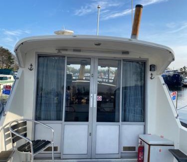 Runnymede Boat Rental | The River Thames - Surrey Boat