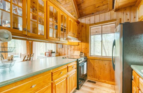 Suches Cabin | The Riverhouse - on 300 Acres, Hot Tub, Firepit, by creek!