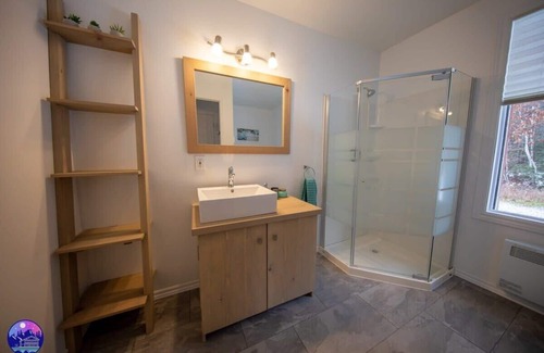 Mauricie Ski Chalet | The Road Shack | spa | dogfriendly