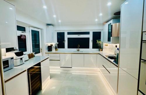 London Borough of Bromley Apartment | The Robin - Luxury 2 Bedroom apartment with garden and parking in Greater London