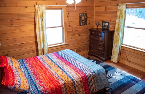 Vein Mountain House | The Robsen Cabin. 1hr from Asheville, Lakeside Secluded Cabin
