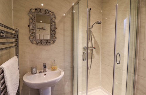 Saint Asaph Cottage | THE ROE, pet friendly, with hot tub in St Asaph