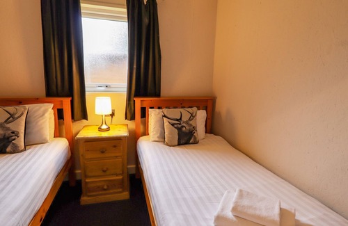 Saint Asaph Cottage | THE ROE, pet friendly, with hot tub in St Asaph