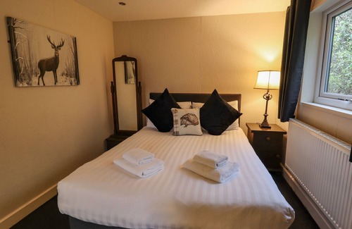Saint Asaph Cottage | THE ROE, pet friendly, with hot tub in St Asaph