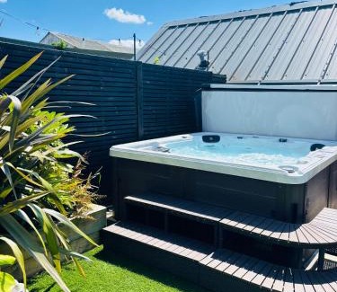 Malmesbury House | The Rookery 2 bedroom barn, hot tub, dog friendly