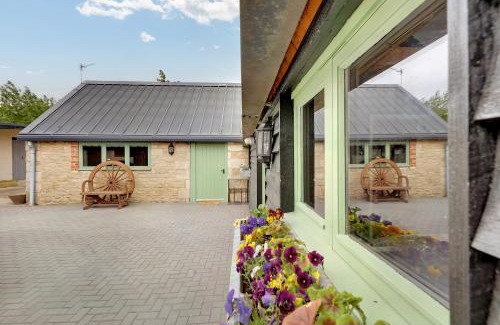 Malmesbury House | The Rookery 2 bedroom barn, hot tub, dog friendly