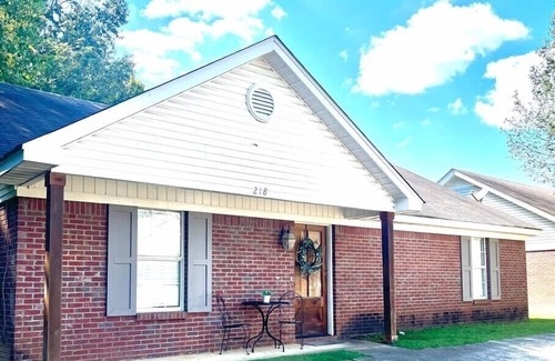 Oxford House | The Roost, 3BR Cozy Retreat by Velvet Ditch Villas