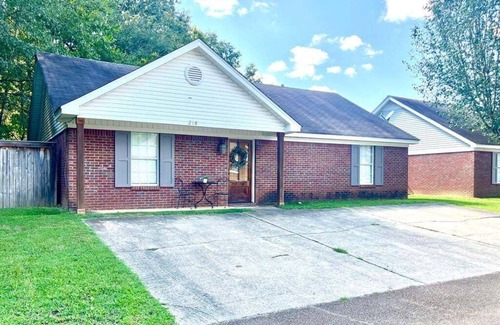 Oxford House | The Roost, 3BR Cozy Retreat by Velvet Ditch Villas