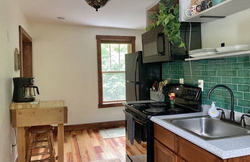 Alexander Apartment | The Roost@Camp Driftwood Asheville-15 mins to town