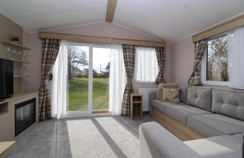 Compton Dundon Ski Chalet | The Roost - Family Friendly caravan near Glastonbury & Street