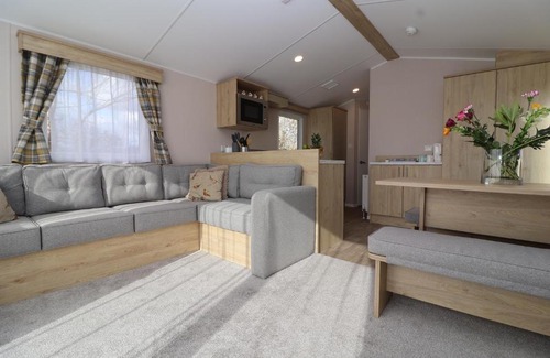 Compton Dundon Ski Chalet | The Roost - Family Friendly caravan near Glastonbury & Street