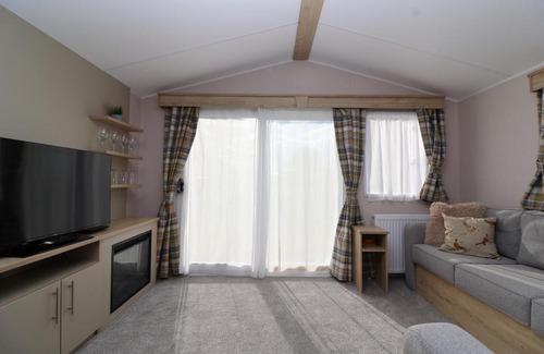 Compton Dundon Ski Chalet | The Roost - Family Friendly caravan near Glastonbury & Street