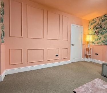 Mill Road Apartment | The Rosy Retreat By Station