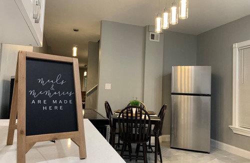 Downtown Niagara Falls House | The Roulette Duplex-Private Yard&Parking