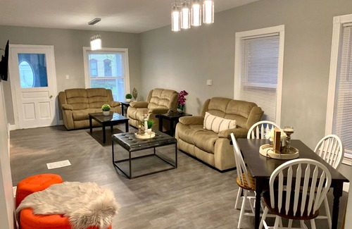 Downtown Niagara Falls House | The Roulette Duplex-Private Yard&Parking