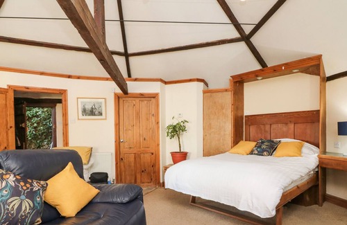 Okehampton House | THE ROUNDHOUSE, pet friendly, character holiday cottage in Bridestowe