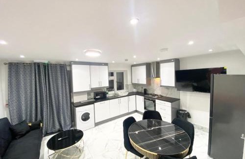 Townfield House | THE ROYAL BOUTIQUE REGENT LODGE bY LONDON , SLEEP 8