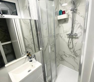 Townfield House | THE ROYAL BOUTIQUE REGENT LODGE bY LONDON , SLEEP 8