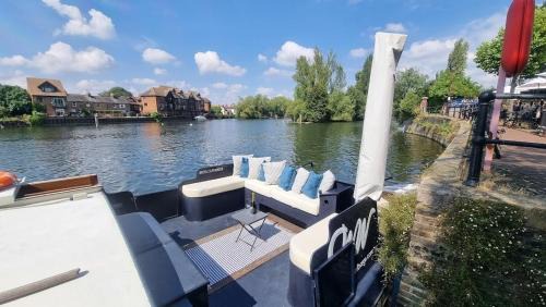 Windsor Boat Rental | The Royal Escape Windsor, Static Wide Beam Barge