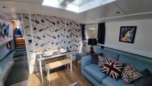 Windsor Boat Rental | The Royal Escape Windsor, Static Wide Beam Barge