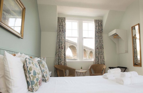 Cullen Hotel | The Royal Oak Hotel