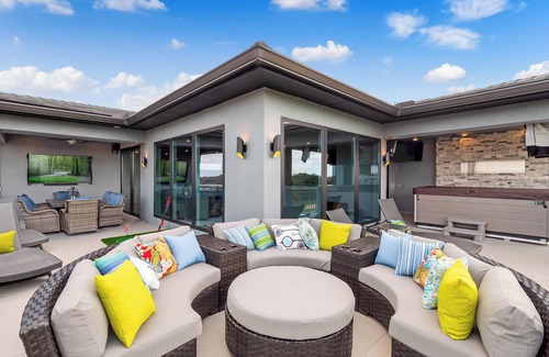 Historic Downtown Kissimmee Villa | The Royal Palm, Rooftop Jacuzzi | Mini Golf | 2 story games and play room