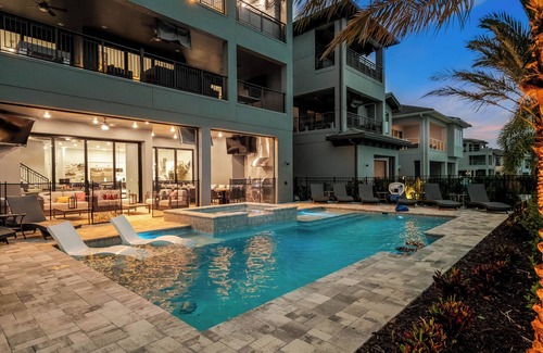 Historic Downtown Kissimmee Villa | The Royal Palm, Rooftop Jacuzzi | Mini Golf | 2 story games and play room