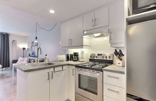 Saint Ferreol les Neiges Apartment | The Stylish| Mont St-Anne | Pool & Sauna | AC