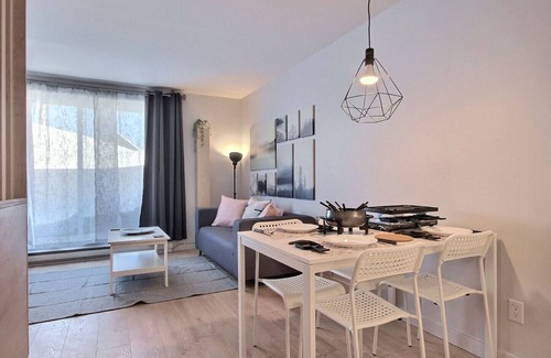 Saint Ferreol les Neiges Apartment | The Stylish| Mont St-Anne | Pool & Sauna | AC