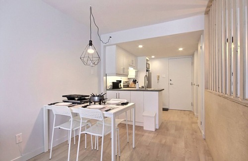 Saint Ferreol les Neiges Apartment | The Stylish| Mont St-Anne | Pool & Sauna | AC