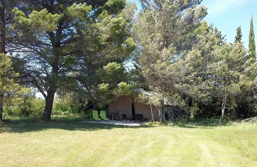 Mazan RV Rental | The safari tent has a kitchen, bathroom and is private on a field of 2500m2.
