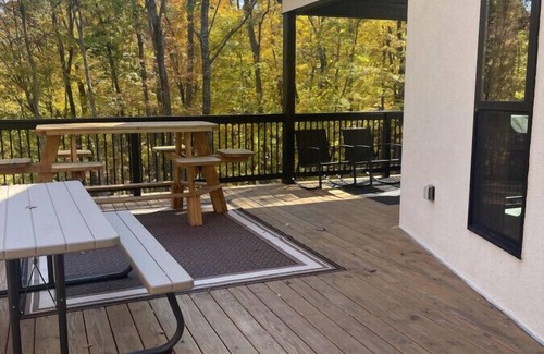 Logan Cabin | The Saige - Hot tub|Huge Entertainment Room