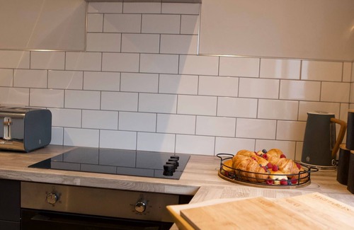 Conwy Apartment | The Sailing Club - 6 Bedroom Hot Tub Town Centre