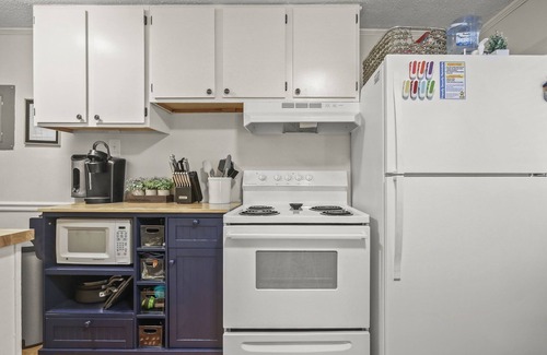 Surfside Beach Cottage | The Saltwater Cottage-Golf Cart & Linens Included