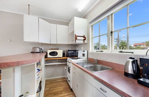 Papamoa Beach Cottage | The Salty Air Bach - Papamoa Beach
