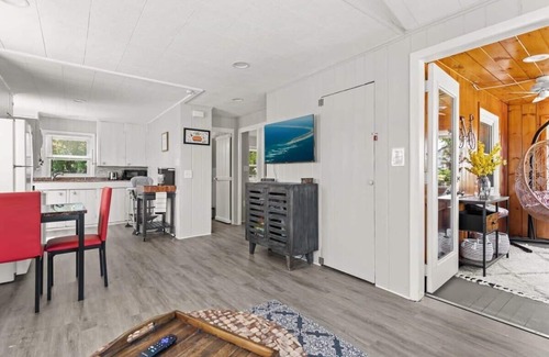 Hampton House | The Salty Dog | Pet Friendly | Private Yard