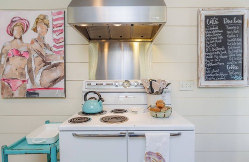 Tybee Island Cottage | The Salty Mermaid Cottage: PRIVATE Pool + Hot Tub + Walk to Beach- Sleeps 8