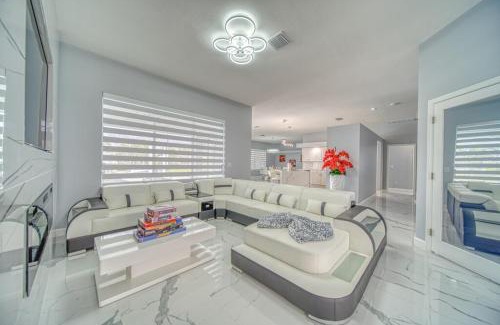 Fort Myers House | The Salty Stay - Heated Pool