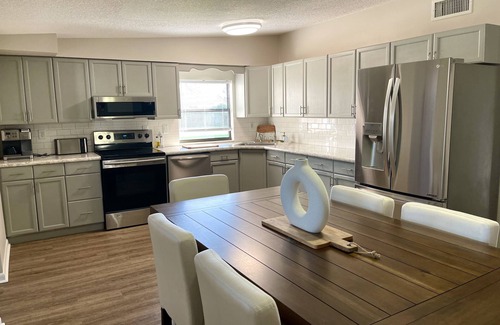 Northside House | The Sanctuary-8 minutes from Jax airport and 5 miles from the Jacksonville Zoo!