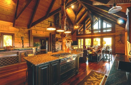 Topton Cabin | The Sanctuary-Pet Friendly Luxury Cabin Rental, Sits on Top of the Mountain, High Speed Internet, Hot Tub, 30 Minutes to Great Smoky Mountains, in Nantahala NC