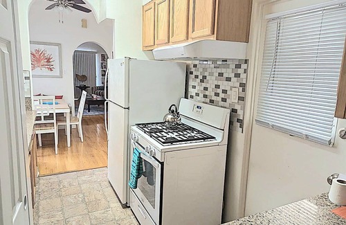 Belmont Shore Apartment | The Sanddollar:Beach~2nd St~Washer/Dryer~Pets OK