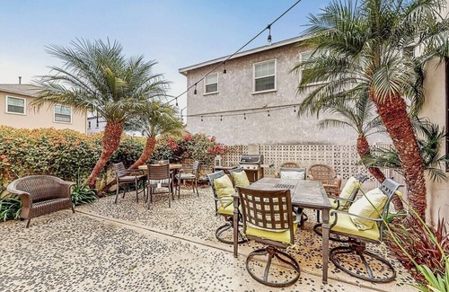 Belmont Shore Apartment | The Sanddollar:Beach~2nd St~Washer/Dryer~Pets OK