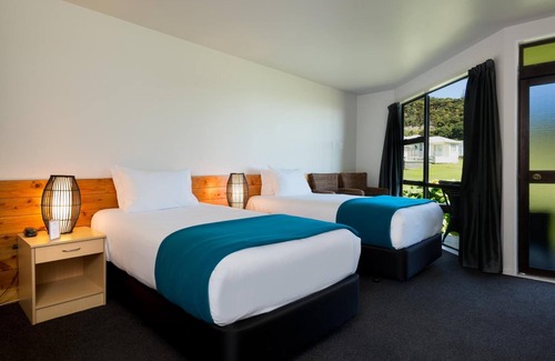Omapere Hotel | The Sands Hotel