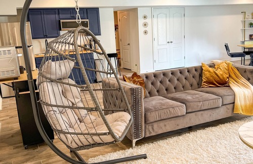 Linton Hall Apartment | The Sapphire - Luxury Basement Suite Close to I-66 Queen Beds 2000 sqft