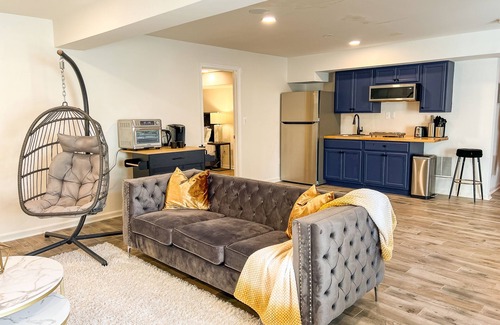 Linton Hall Apartment | The Sapphire - Luxury Basement Suite Close to I-66 Queen Beds 2000 sqft