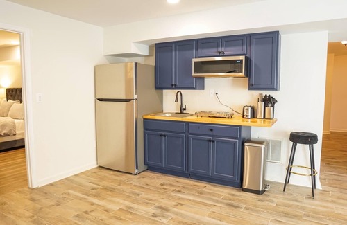 Linton Hall Apartment | The Sapphire - Luxury Basement Suite Close to I-66 Queen Beds 2000 sqft