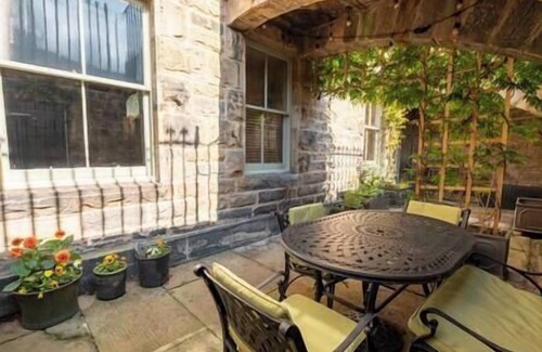 Bonnington Apartment | The Saxe-Coburg Garden Flat with Spa
