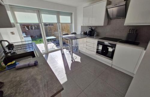 Broadstairs Apartment | The Seaside Haven W Parking - Mins To Viking Bay