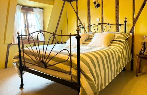 Deal House | The Secret Garden Rooms