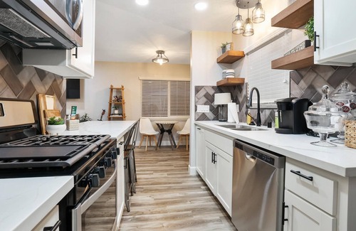 Exeter Apartment | The Sequoia Stunner: Exeters Rocky Hill Retreat